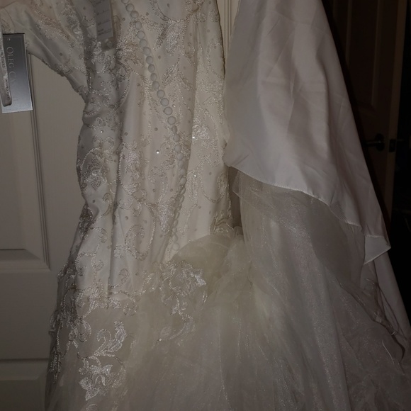 Oleg Cassini Wedding dress - Picture 3 of 3